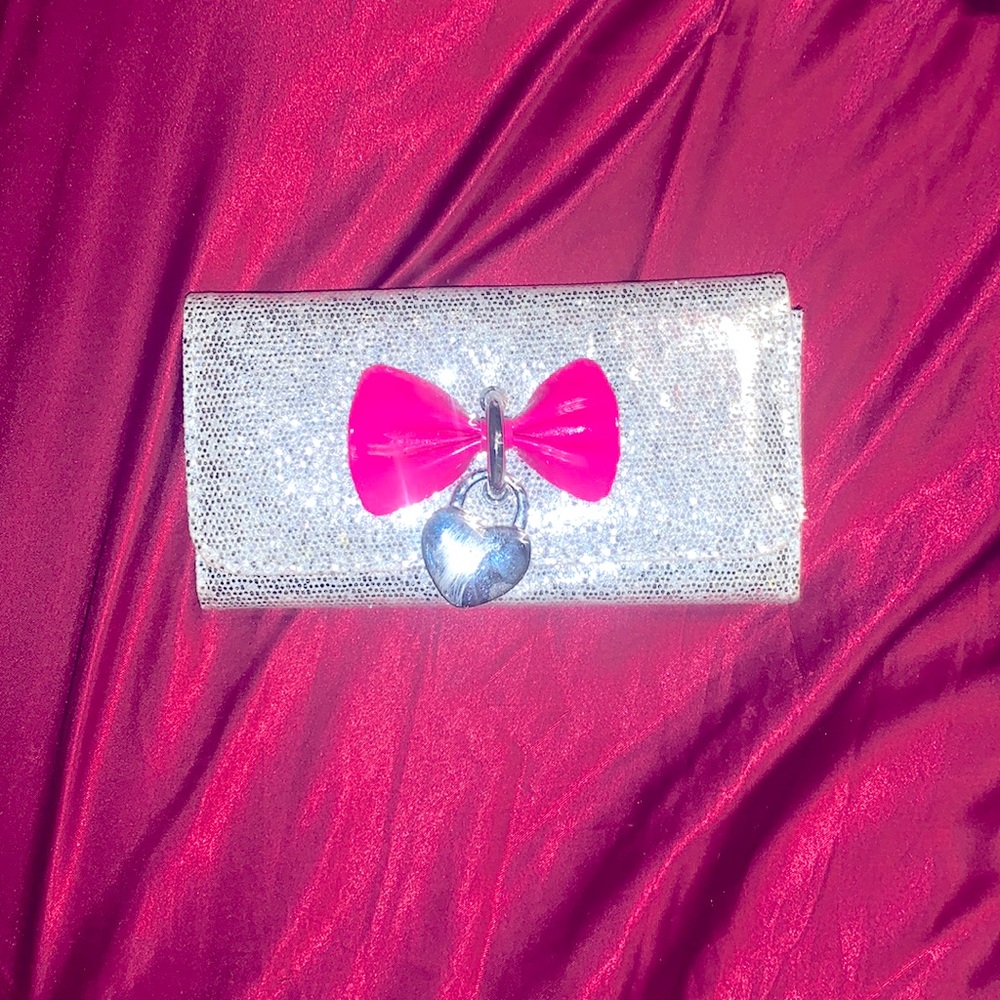 I am selling a cute little wallet 💓💗😘